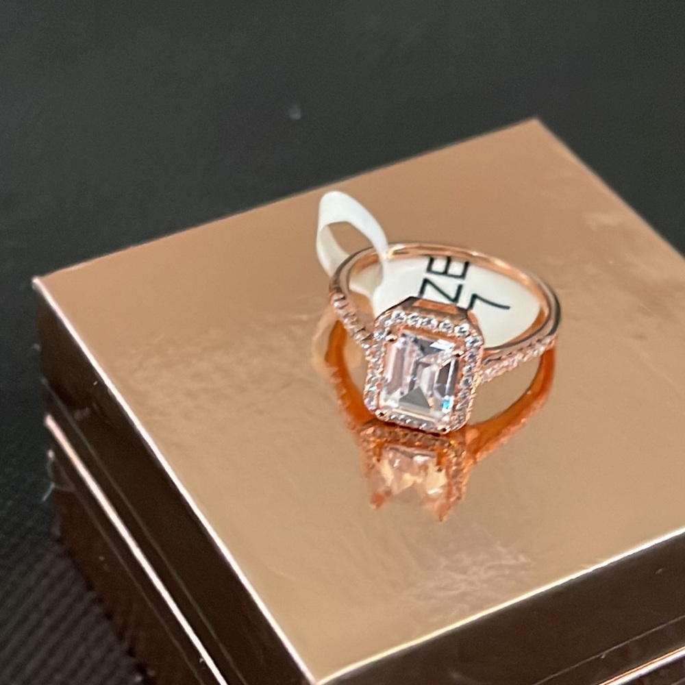 Woman’s Ring - Picture 5 of 5